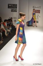 Model walk the ramp for Khushi Z Show at Wills Lifestyle India Fashion Week 2012 day 2 on 7th Oct 2012 (42).JPG